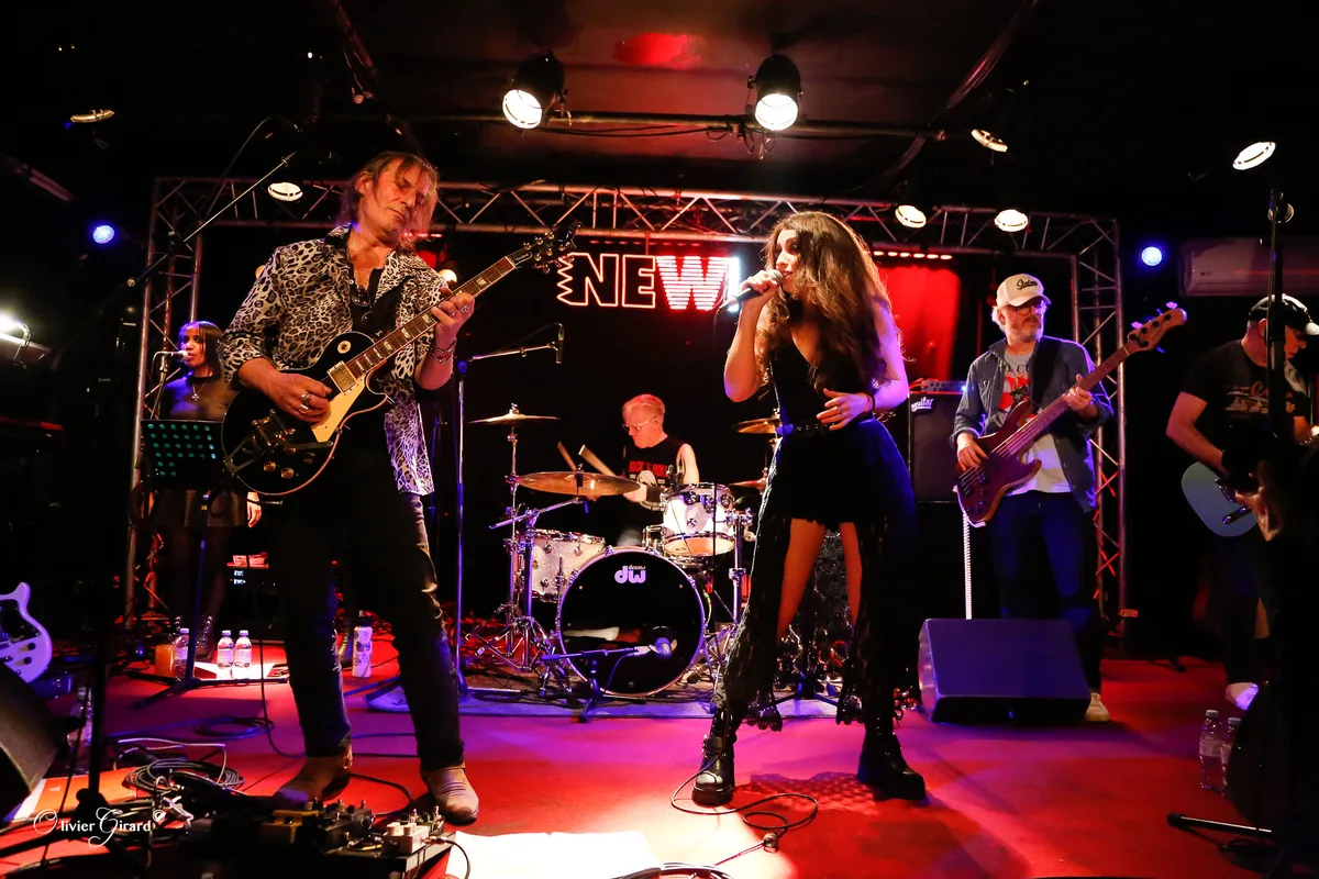 Mid Life Crisis en concert